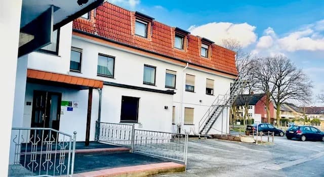 Eingang und Parkplatz des Parkhotel Alex in Bielefeld-Ummeln