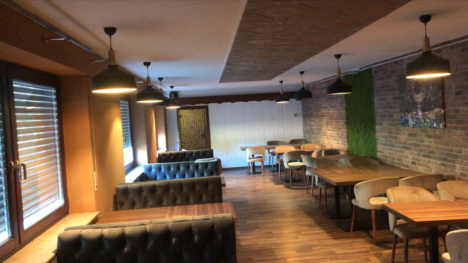 Außenbereich mit Lichterketten am Restaurant